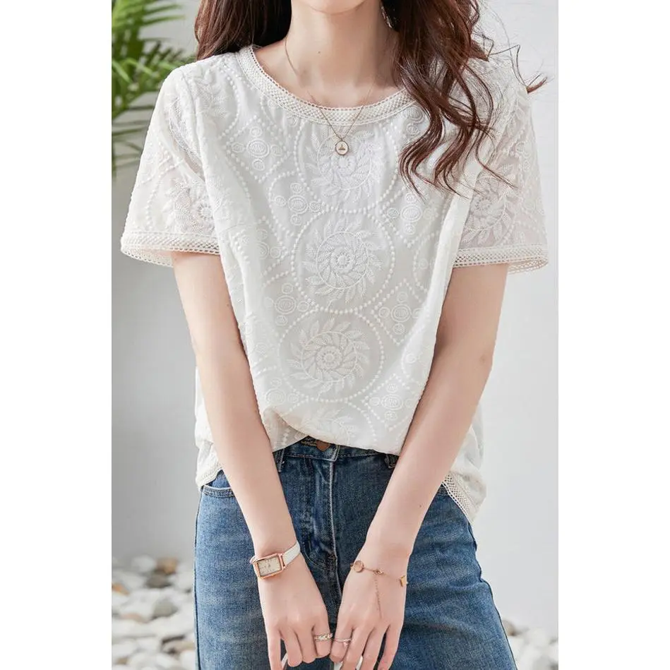Round Neck Flower Embroidery Lace Decorated Blouse with Lining