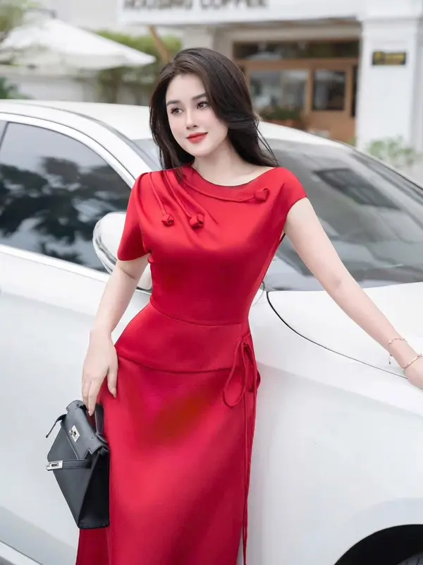 Xu hướng 2025 váy thiết kế cổ tròn phối chân váy chất liệu Lụa Hàn mềm mịn tạo cảm giác thoải mái 4