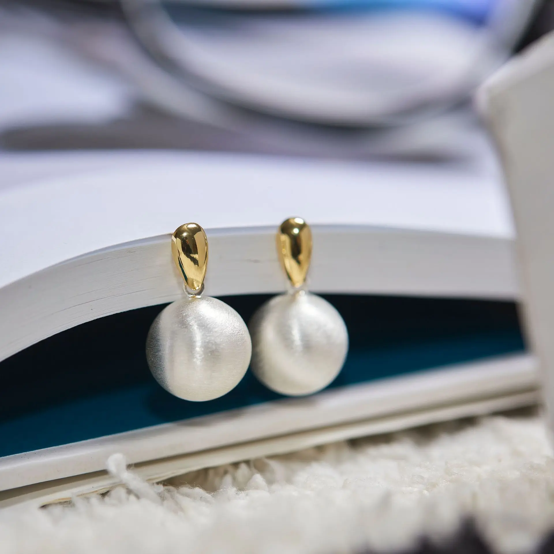 [Xun Guang] Niche Matte Brushed Metal Ball Earrings Cold Style Korean Simple High-end Mosquito Coil Ear Clips