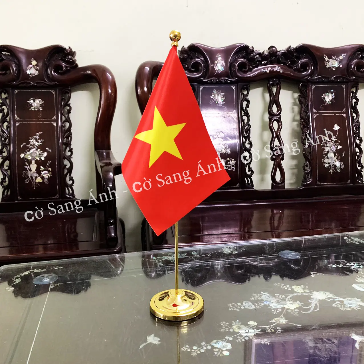 bộ cờ để bàn cắm 1 cờ mạ vàng cao cấp. chọn nước theo yêu cầu