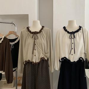 Áo tay dài với nơ bướm, gấu áo sóng bất đối xứng, phong cách ngọt ngào và dịu dàng, thiết kế độc đáo cho phụ nữ.