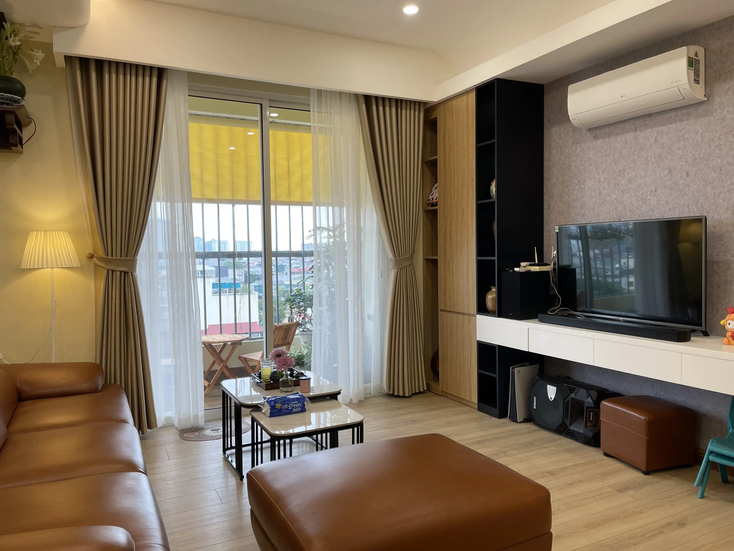 Rèm vải dệt ép 2 lớp vải, cản sáng tốt, lớp voan nhẹ nhàng trang trí. Rèm góp phần thêm trang trí làm ngôi nhà thêm xinh và sang trọng