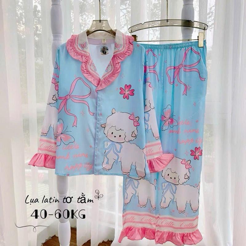 Size 60-75kg- Bigsize Bộ Lụa Latin Tơ Tằm Cao Cấp Cổ Bẻ Viền Bèo In Full Họa Tiết 5D Queen Tay Dài Quần Dài Mềm Mát Mặc Nhà Cao Cấp VIP207 Women Nữ Quần Ngủ Áo Voi Kem Voan Sen 5