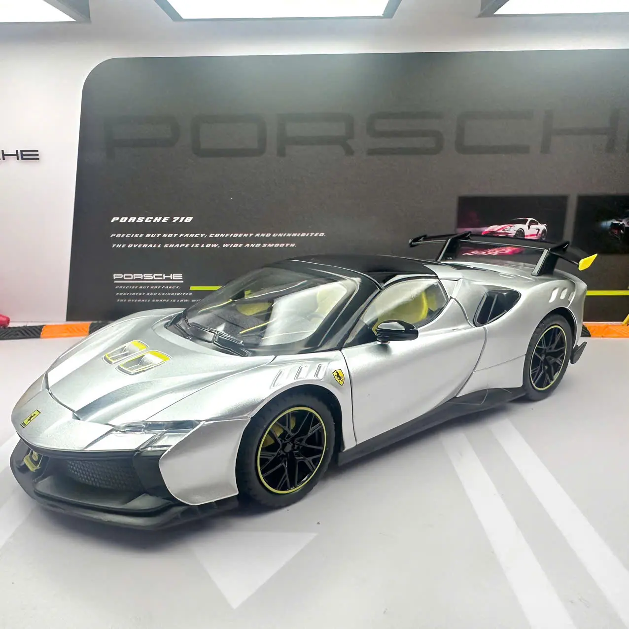 Mô hình xe Ferrari SF90 XX Stradale tỉ lệ 1:24 có đèn và âm thanh, phiên bản mui đóng mở