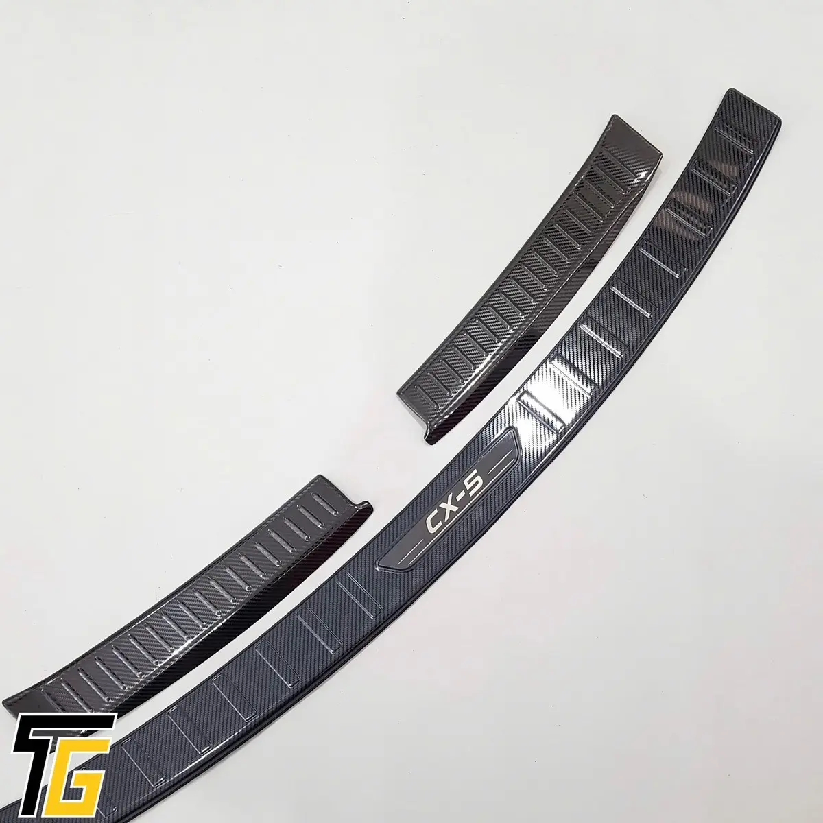 Bộ Ốp chống trầy cốp Mazda CX-5, CX5 2018-2025 bộ 3 miếng vân carbon