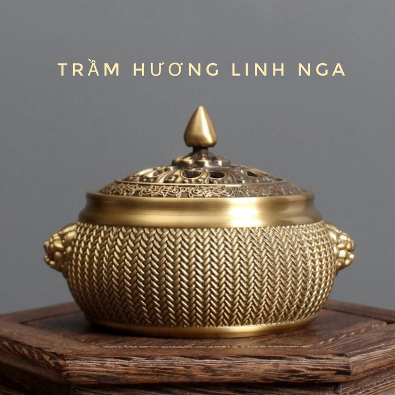 Lư xông trầm bằng đồng chuẩn size to nặng 450g hoa văn trạm khắc tinh tế sắc nét, dùng để xông trầm … hoặc bày decor trong không gian rất sang trọng. Chất liệu đồng dầy dặn bền đẹp( Quà tri ân: Miếng trầm bỏ ví Bình An) Dầu Thơm Phòng Nước Hoa Phòng Khách 3