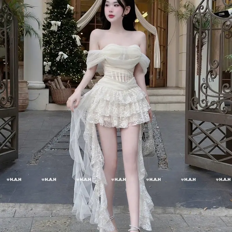 Đầm TK Cúp Xoắn Bệt Vai Tua Rua Ren Hot 2 Màu