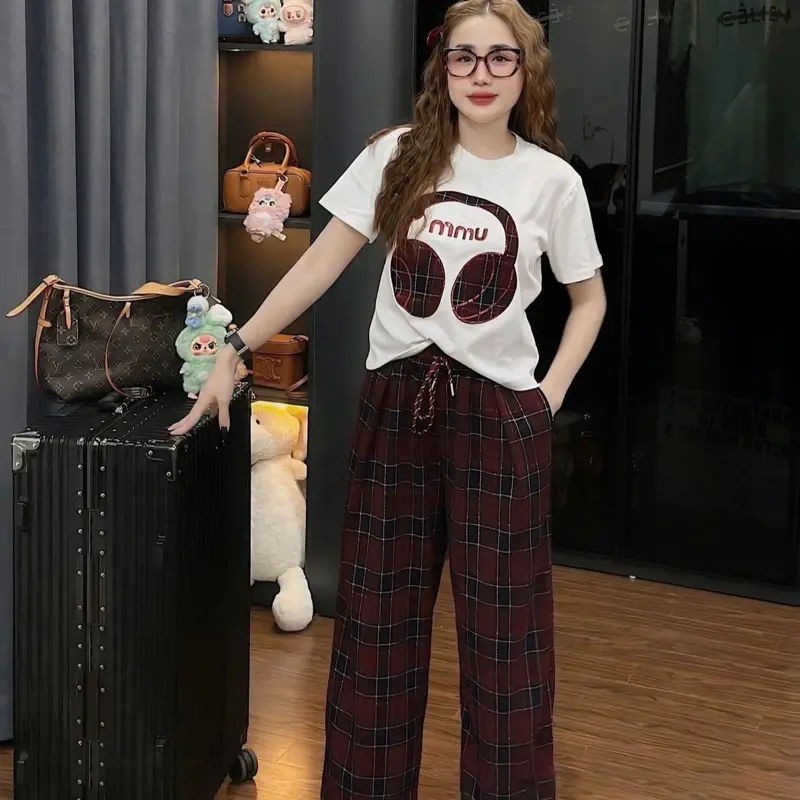 Sét bộ tai nghe thêu nổi phối quần bagy kẻ xếp ly gấu diện cực đẹp trẻ trung năng động top women by KU 3