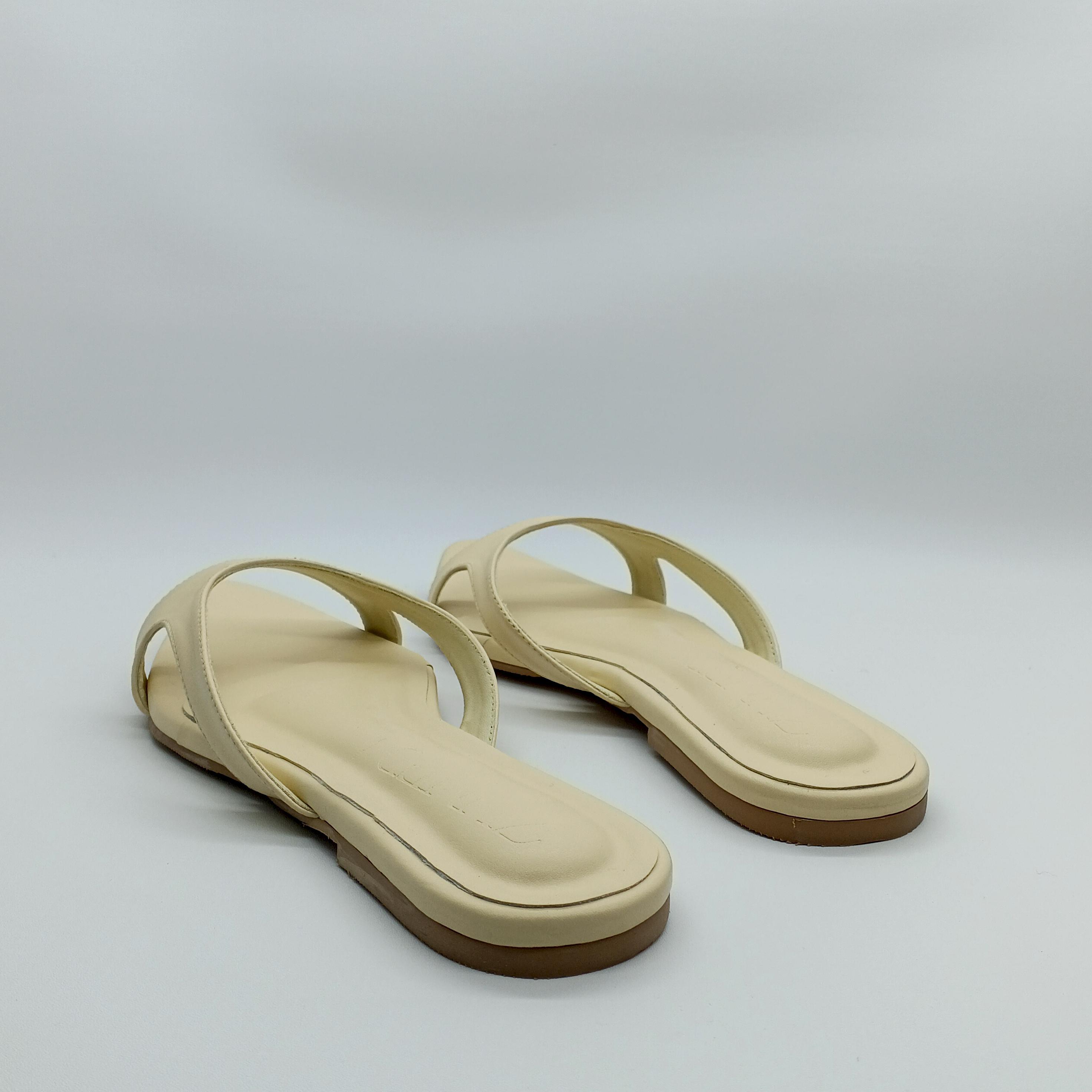 ZUNERA Velena Flat Sandal Wanita Slip On Elegan Feminim Sol Non-Slip Synthetic Leather Anti-Slip White Beige Black Coffee ZUNERA Velena Flat Sandal Wanita Slip On Elegan Feminim Sol Non-Slip Synthetic Leather Anti-Slip White Beige Black Coffee