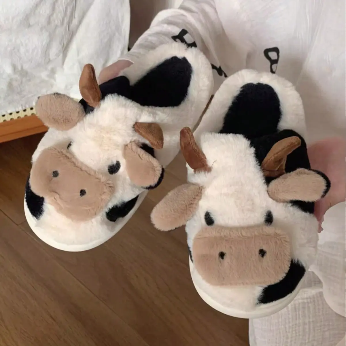 Cow Baotou Cotton Slippers Winter Fashion Girls Winter Warm Slugged Bottom Non-Slip Home Couple Slippers Boys and Girls Shoes