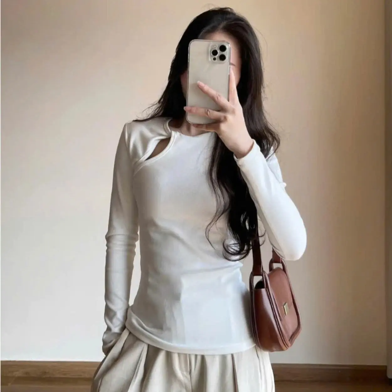Áo thun body khoét cổ cách điệu hottrend 2025 new best seller.