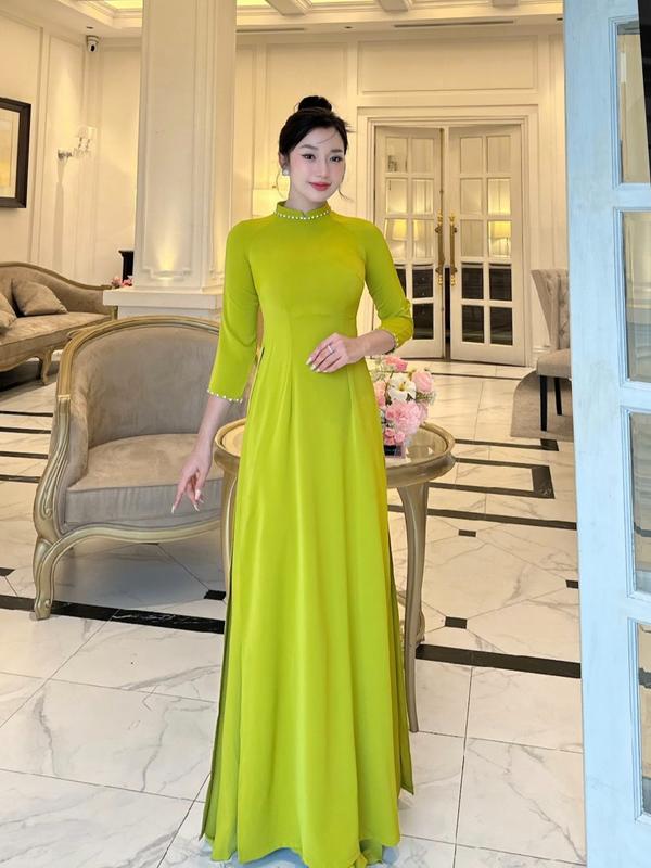 Áo Dài Truyền Thống, C5, Cổ 2P Đính 1 Hàng Đá ở cổ, Màu Xanh Cốm, Lụa Thạch Anh Thái Tuấn Cao Cấp