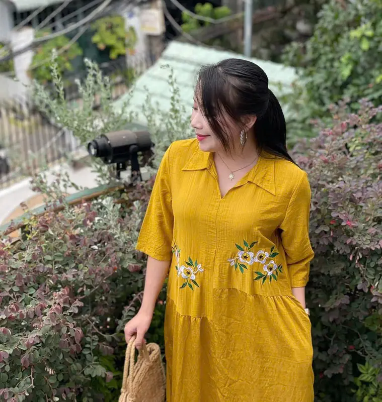 Mã BH40 – Đầm Bách Hoa trung niên, cổ sơ mi không chân xẻ V, tay ngắn, dáng xòe lệch tầng, thêu hoa 5D,  che khuyết điểm tốt 5
