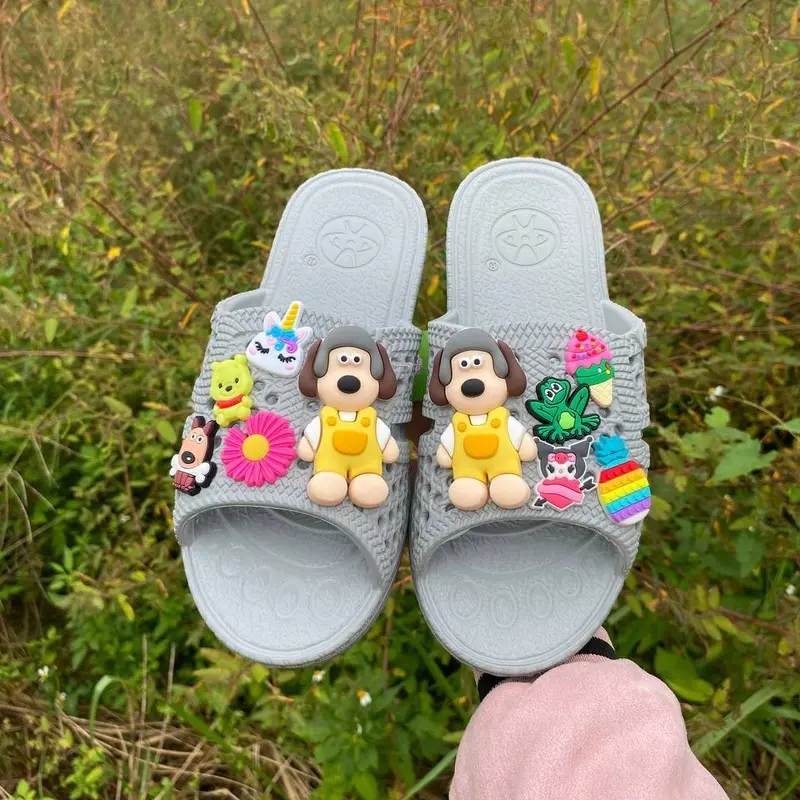 Dép tổ ong Kèm 2 Chó và 8 sticker với nhiều màu yêu thích,charm dễ thương cho khách tha hồ lựa chọn size 35 đến 43 1