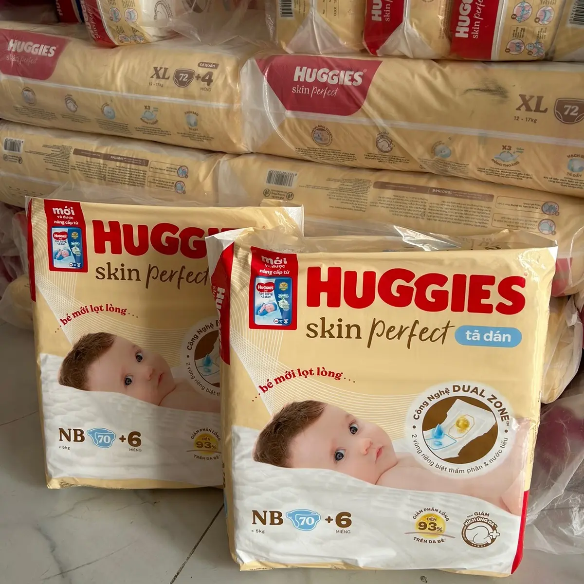 Combo 2 tã dán sơ sinh Huggies Skin perfect Nb70+6/ S54+4 của Cho Bé