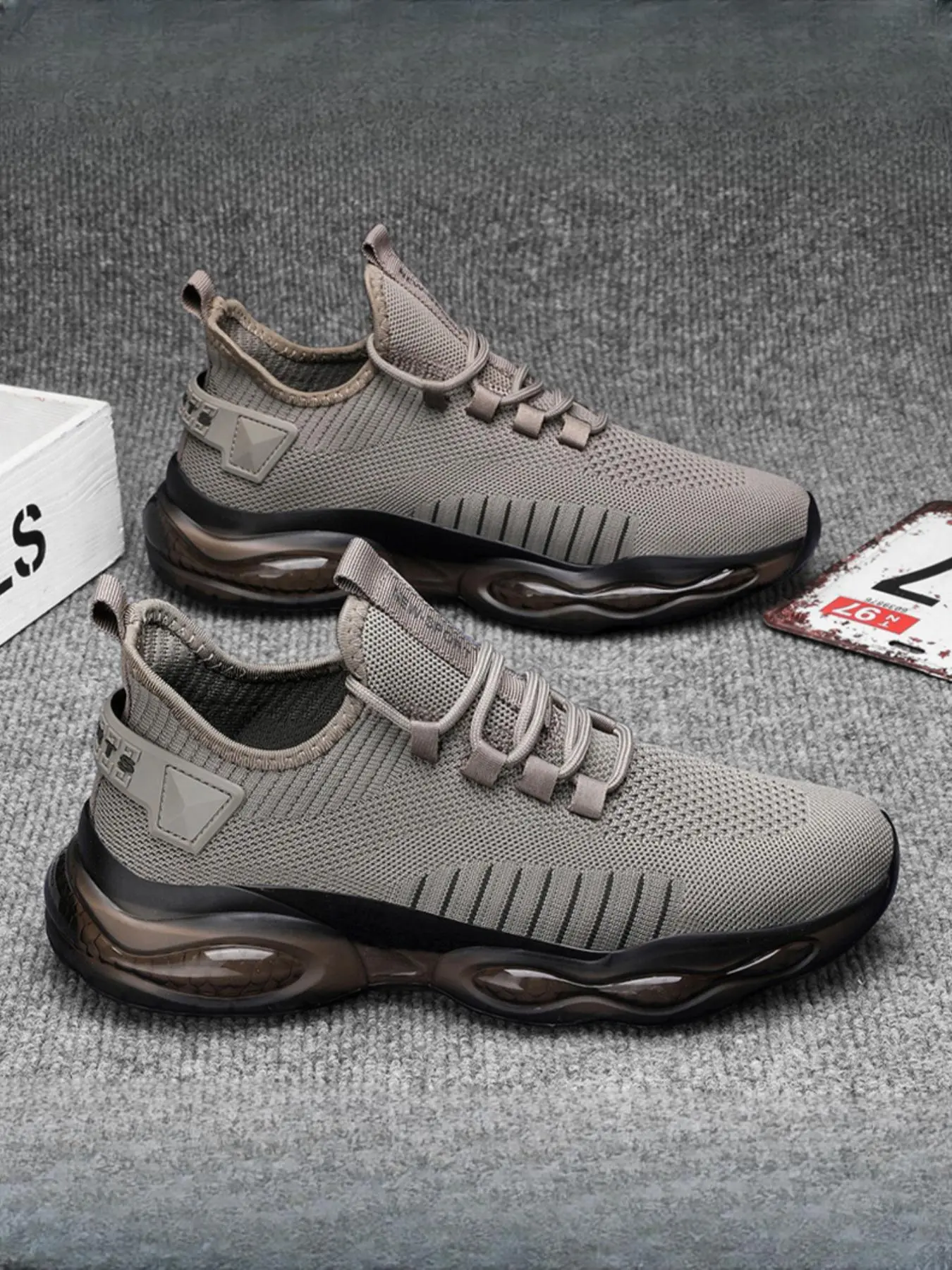 Men's Sporty Lace Up Low Top Sneakers, Casual Breathable Comfortable Running Shoes, Fashionable Sneakers for Gym Workout Running, Closed
