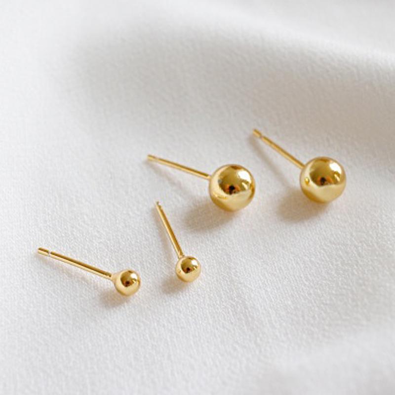 Bông tai bi chất liệu titan không gỉ, tiếp xúc nước thoải mái, không đen. mạ vàng 18k thiết kế dạng bi tròn đơn giản nhẹ nhàng thời trang cho nữ, women, jewelry, bông tai, khuyên tai, vành tai. Voi Cao Su Vương Miện