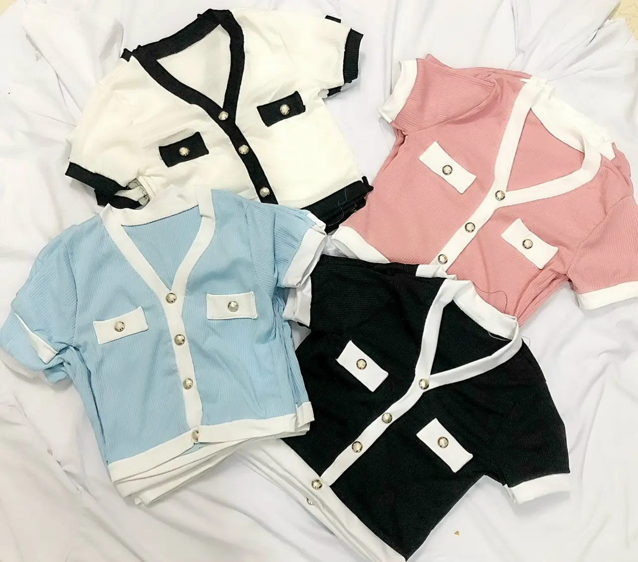 Áo crop top cổ chữ v đính hạt nút áo tuổi tre siêu dễ thương cho phái nữ Thun Cổ Tròn Women