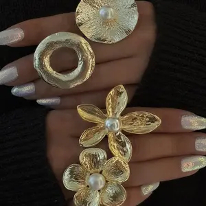 Cincin Logam Tidak Beraturan Wanita Cincin Bunga Mutiara Cincin Anti Alergi yang Dapat Dipakai Tidak Memudar B1115