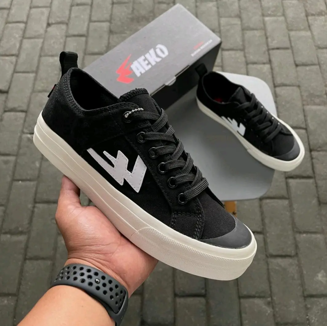 SEPATU SNEAKERS AEKOSHOES TWO YEARS BLACK WHITE