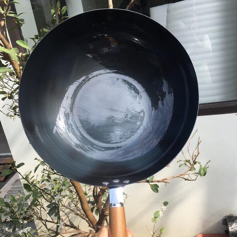 Chảo thép cacbon đáy phẳng 32cm sâu lòng , tay cầm gỗ sử dụng bếp gas bếp từ.