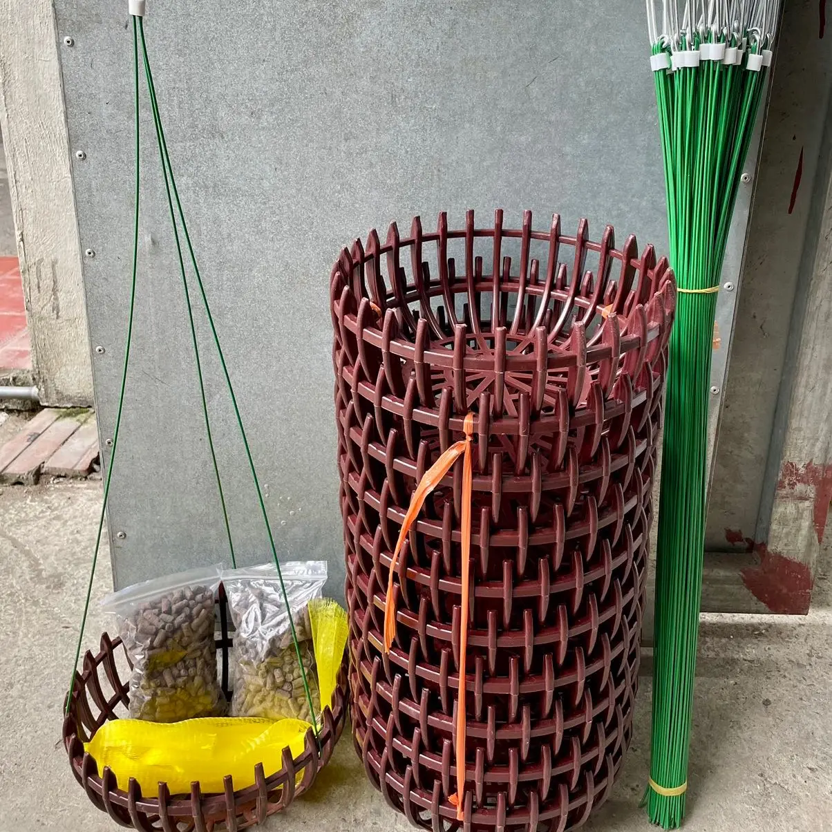 10 chậu bí F25, 10 móc 70cm, 10 túi lưới, 1 túi trùn