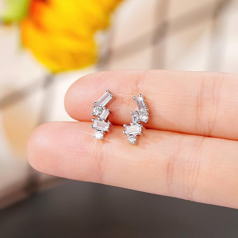 Light Luxury Fashion Classic Models Four Claw Earrings Senior Sense Of Exquisite Personality Trend Quadrilateral Geometric Earrings 3