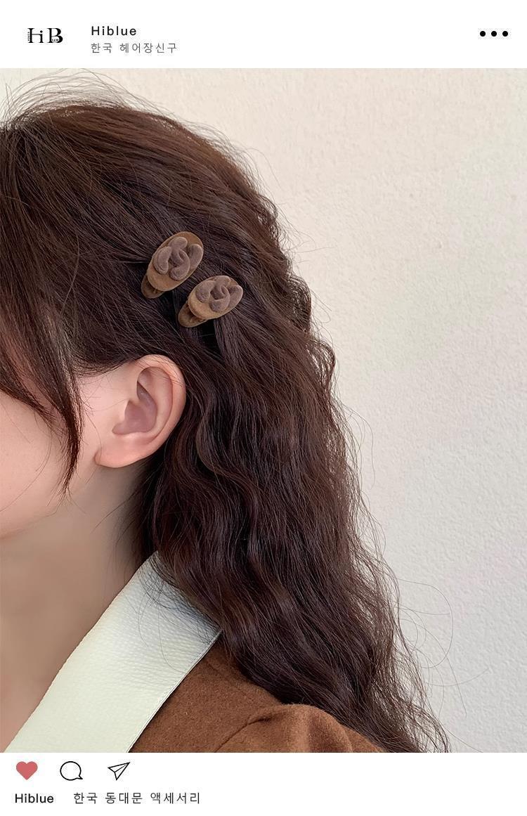 Product Introduction of Vintage Simple Style Velvet Letter Mini Hair Clip for Women Spring Summer Bangs Forehead Hair Clip Side Clip BB Clip 2