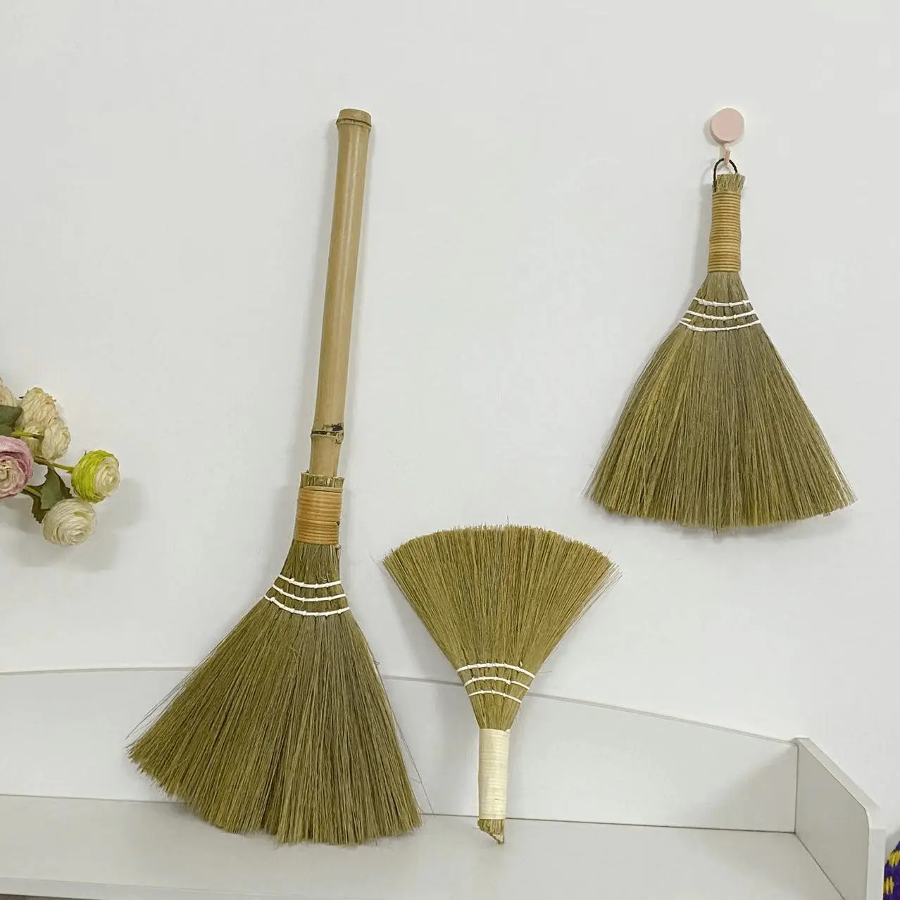 1pc Handmade Extra Soft Long Handle Wooden Broom, Multiple Ingredients, Cleaning Floor Sweeping - Natural Environment Hand-Woven Anti-Static Miscanthus Broom For Outdoor Indoor Use, Cleaning Tools