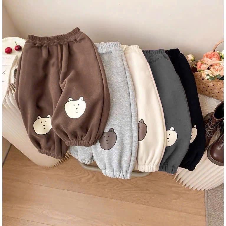 QUẦN BOMBER NỈ BÔNG CAO CẤP FORM RỘNG 6 MÀU IN HÌNH GẤU CHO BÉ GÁI VÀ BÉ TRAI XINH YÊU XUHUONG MÙA THU ĐÔNG 2024