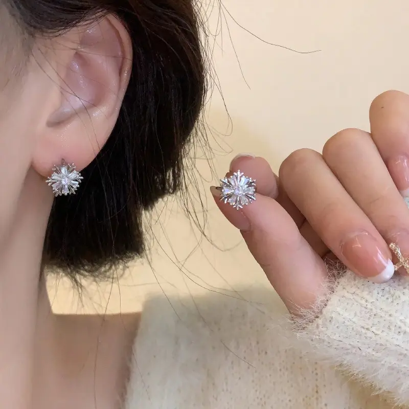 Khóa Tai Zircon Bông Tuyết, Thiết Kế Đẹp, Dành Cho Phụ Nữ, Nhỏ Và Tinh Tế, Cao Cấp, Giá Cả Phải Chăng, Phụ Kiện Tai Sang Trọng, Thích Hợp Cho Giáng Sinh, Thời Trang Mới Năm 2025