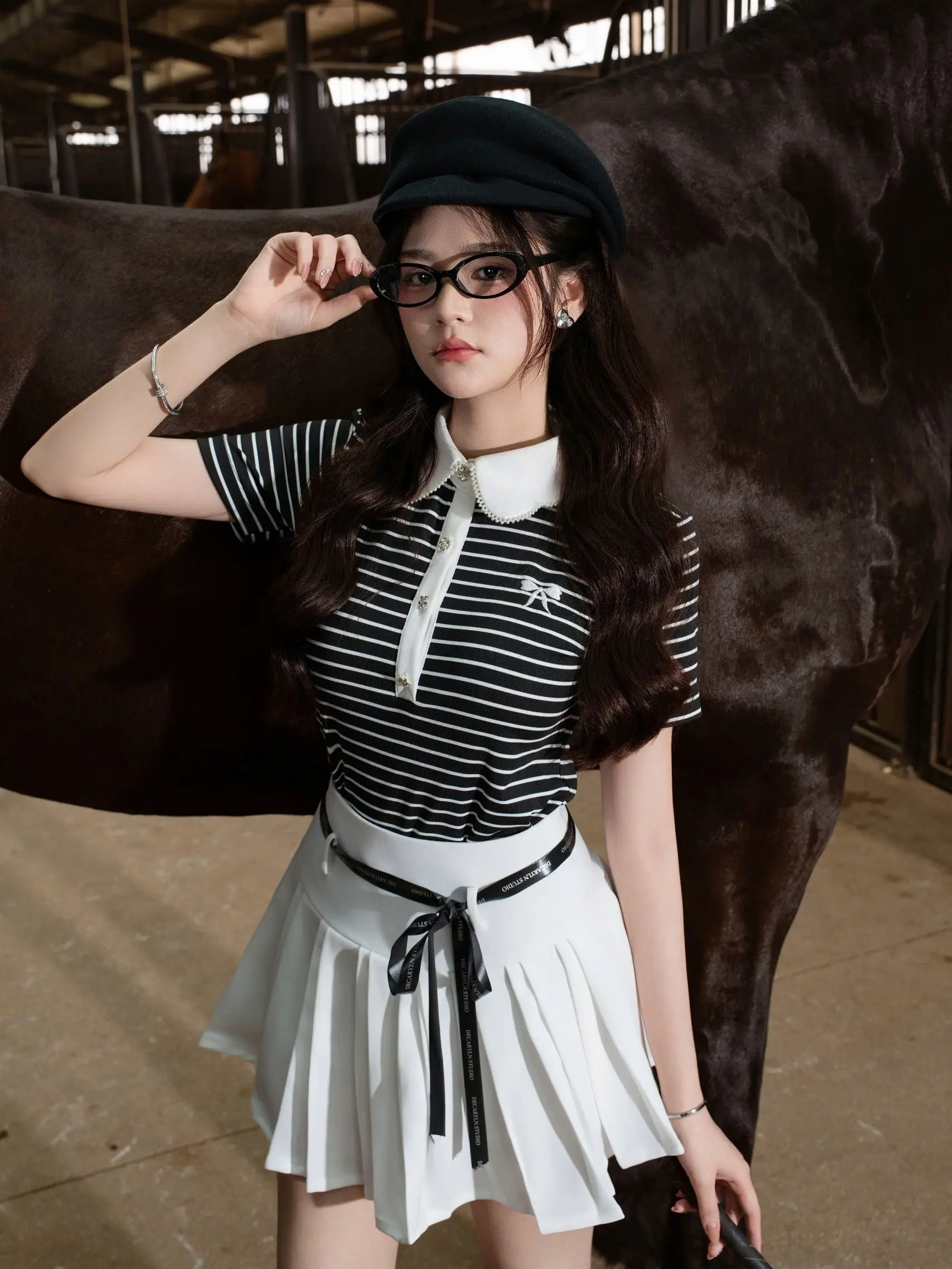 DECARYLN - Set áo polo nữ kẻ sọc năng động thanh lịch màu đen phối chân váy xếp li trắng Darling Set