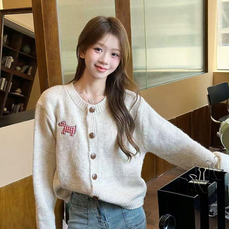 Product Introduction of Áo Len Dệt Kim Cardigan, Áo Khoác Mỏng Và Rộng, Thêu, Kẹo Vá Chó chó Con, Phong Cách Ngọt Ngào Hàng Mới Về 2024 Nữ Top Nữ Top Women Khuy Màu Hồng aolennu 14