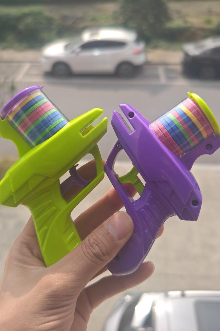 Creative Flying Disc Carrot Shaped Toy Gun Stress Relief Mini Toy Model ...