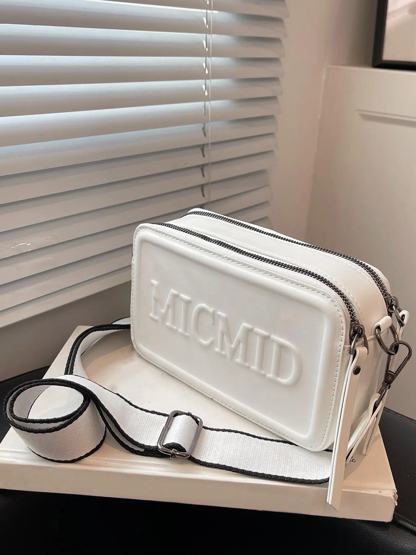 Women's Elegant Letter Embossed Design Shoulder Bag, Trendy Double Zipper Small Square Bag with Adjustable Wide Shoulder Strap, Casual Pu Leather Crossbody Bag for Daily Use