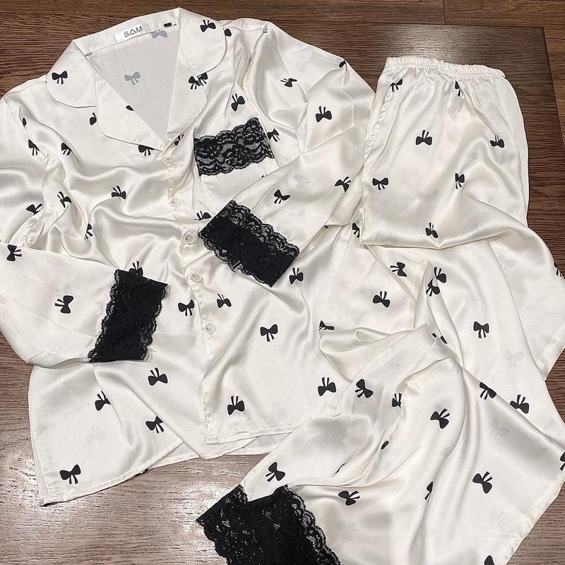 M101 NHỌ PYJAMAS Bộ mặc nhà tiểu thư dài tay , có phối ren , hoạ tiết NƠ ĐEN chất lụa tơ tằm  . Ảnh tự chụp ( nền trắng kem mang bra cùng màu ) 0