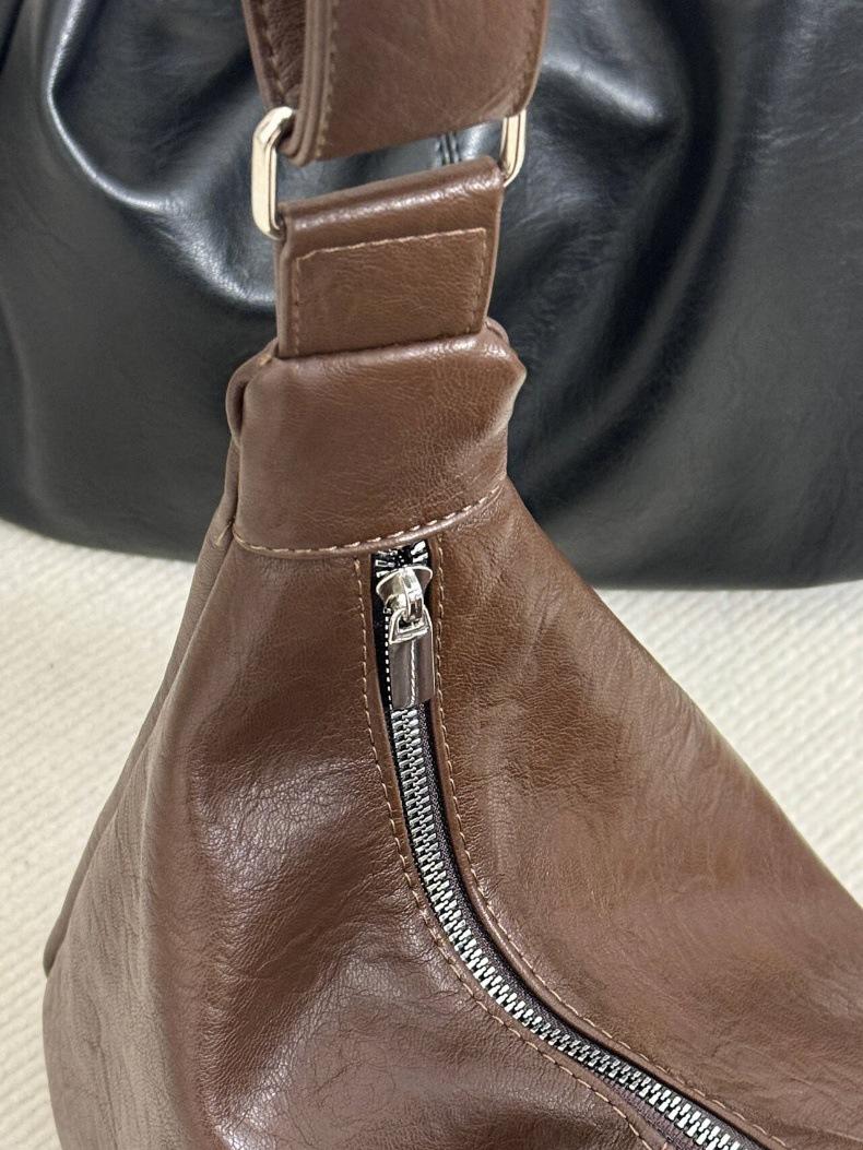 Product Introduction of 2025 New Women's Bag Maillard Retro Crossbody Bag Soft Leather Large Capacity Versatile Shoulder Tote Bag 10