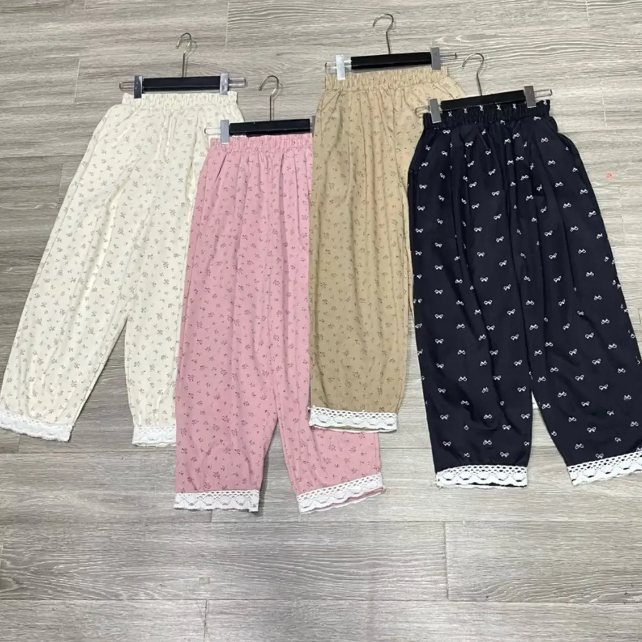 QUẦN BABBY THỤNG NỮ HOA NHÍ PHỐI VIỀN REN XINH