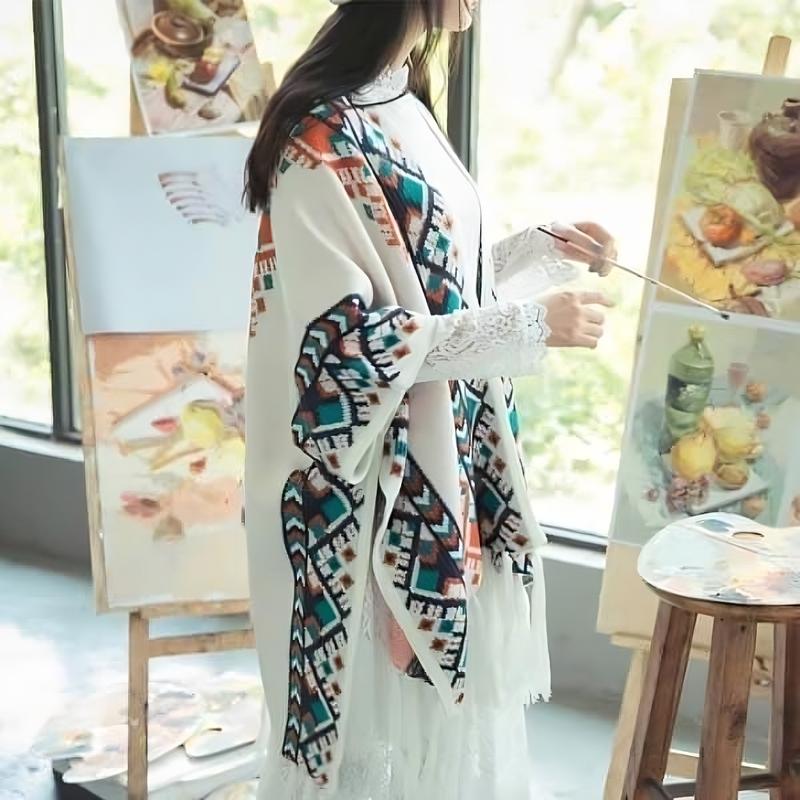  Áo Choàng Hoạ Tiết Thổ Cẩm Trăng Có Khuy Cài Khăn Quàng Cổ Len 