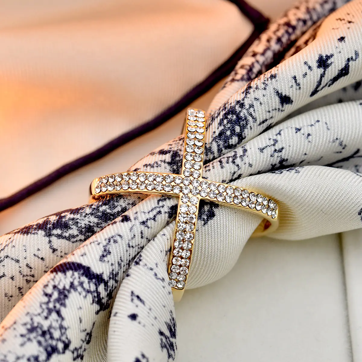 Silk scarf buckle versatile T-shirt corner knot small scarf shawl versatile square scarf high-end simple accessory clip X-shaped buckle ring