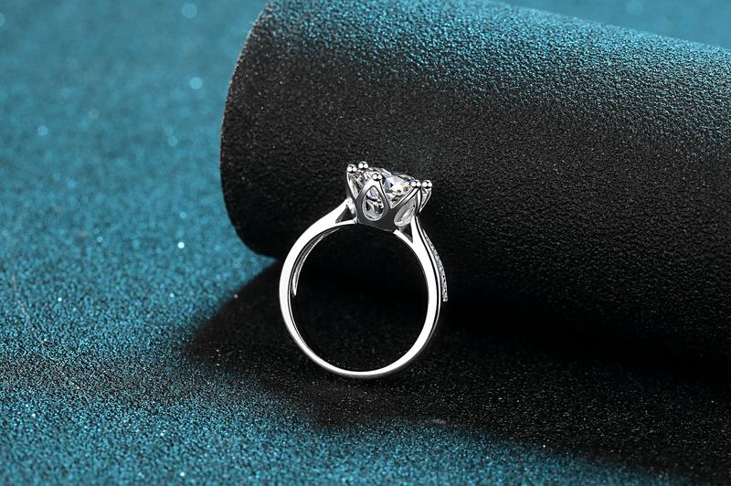 Product Introduction of S925 Sterling Silver Ring Female 3 Karat Moissanite Ring Six Claw Moissanite 3