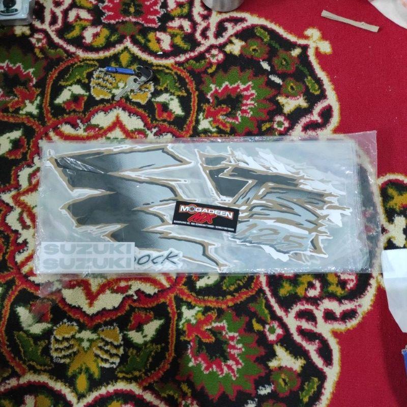 Stiker Petir Hitam Gold Suzuki TS125 *