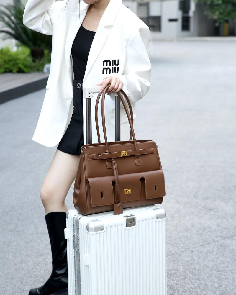 Product Introduction of 2025 New Roden Lock Tote Bag Large Capacity Neutral Motorcycle Wings Style Bag Leather Shoulder Bag Tote Bag 16