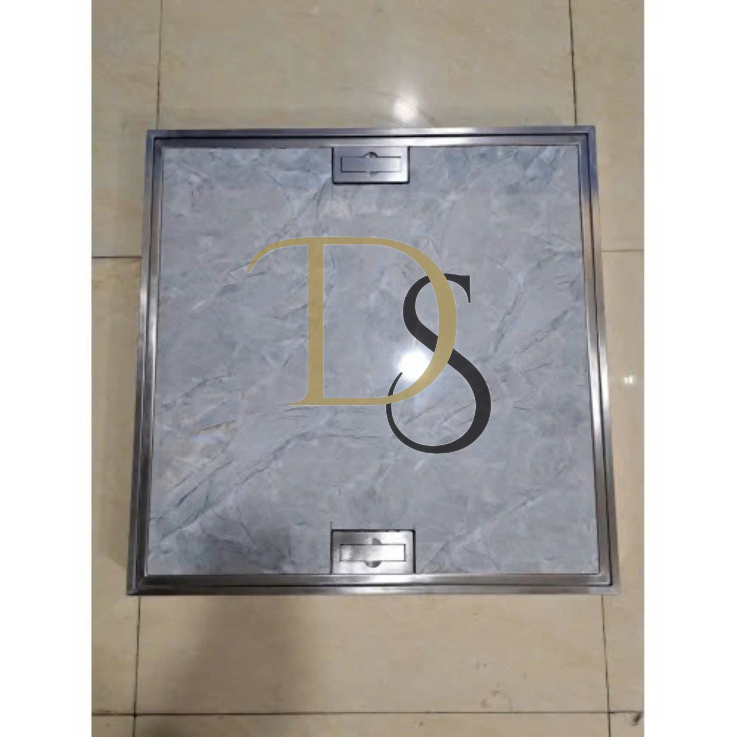 [BẢN CAO CẤP] - Nắp bể ngầm có viền bảo vệ thiết kế bằng inox 304 có gioăng cao su ngăn mùi chống nước, tay cầm dày chắc khỏe