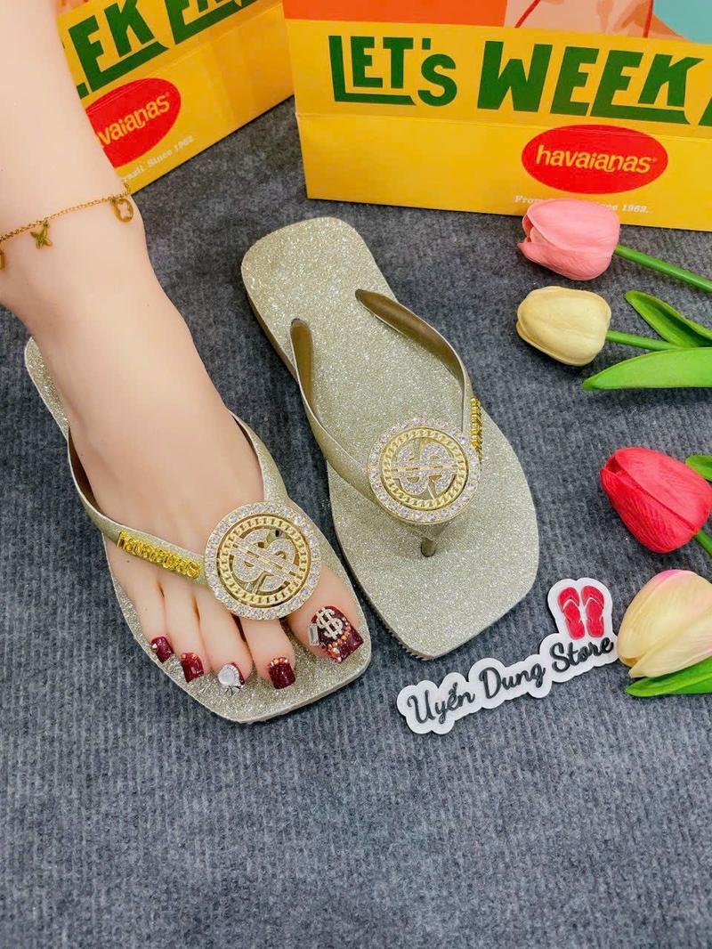 Product Introduction of Dép Nữ Vuông Si Nhũ Vàng Kèm Charm HVN 7