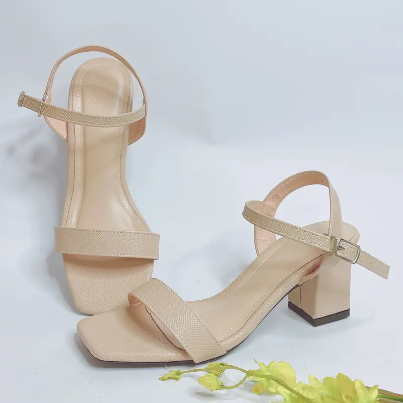 Giày sandal cao gót gót vuông to cao 5cm quai ngang với chất liệu da siêu mềm khóa cài ở cổ chân rất thoải mái 2