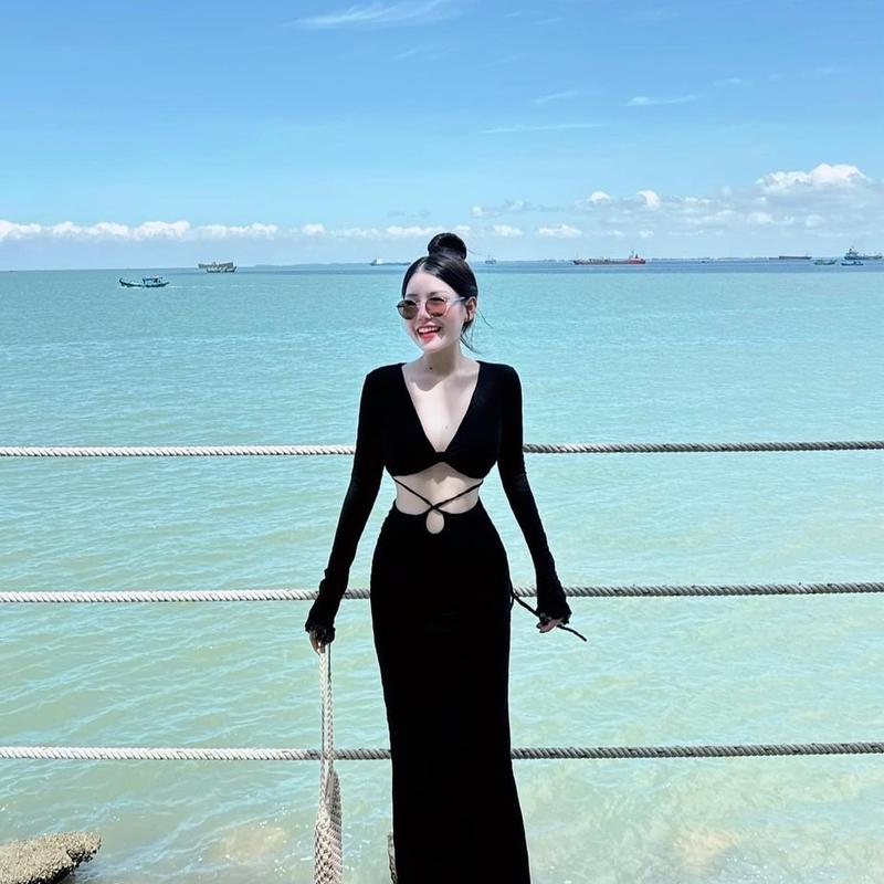 Xinh xỉu các nàng ơi một sét body vạn người mê siêu hack dáng gồm áo chất vải ren thêu 2 lớp mềm mại tay dài ống loe chân váy đuôi cá siêu hack dáng nè ôm trọn đường cong cơ thể nè mấy nàng ơi xịn nè.