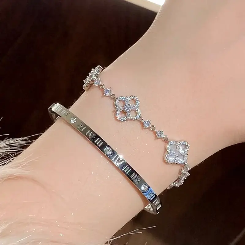 Four petal zircon flower bracelet with a light luxury and high-end feel, with adjustable temperament and a new style of jewelry for women 2