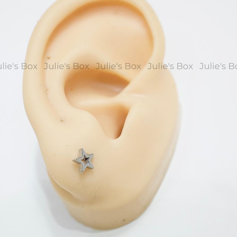 [1 Chiếc] [BẤM] Khuyên tai Unisex Ngôi Sao Rỗng Nhỏ Màu Bạc Không Gỉ Sét Không Ngứa Không Đen Julies Box 66 7