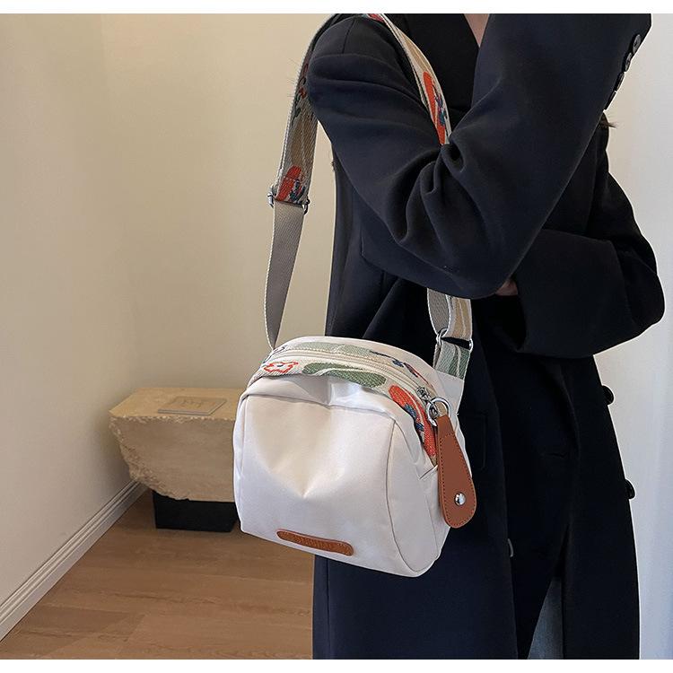 Product Introduction of Large Capacity Simple New Shoulder Small Cloth Bag Women's Messenger Bag Women's Bag Fashion All-Match Lightweight Oxford Cloth Shell Bag 21